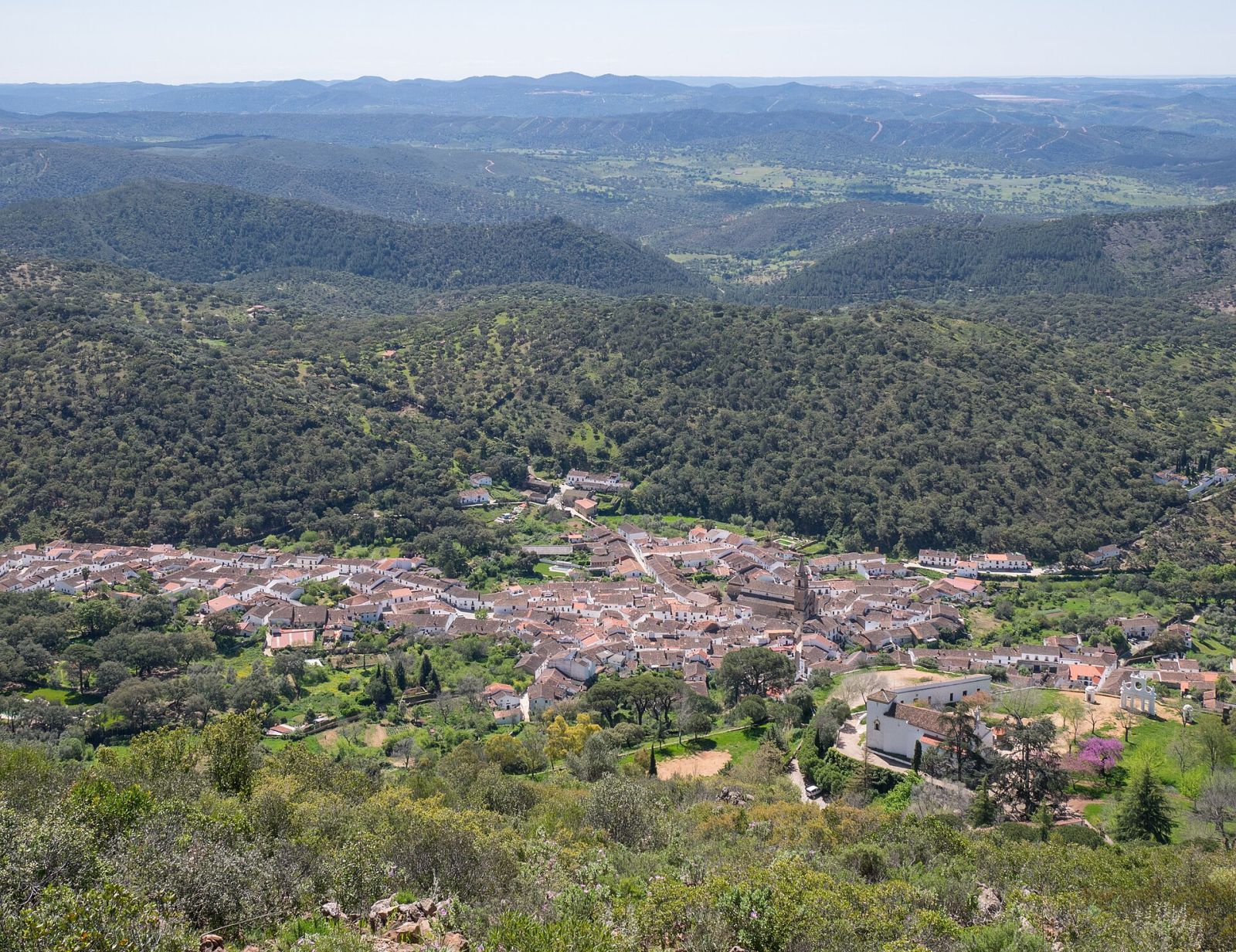Alájar visto desde el Mirador de Alájar. Foto: Basotxerri (CC BY-SA 4.0)